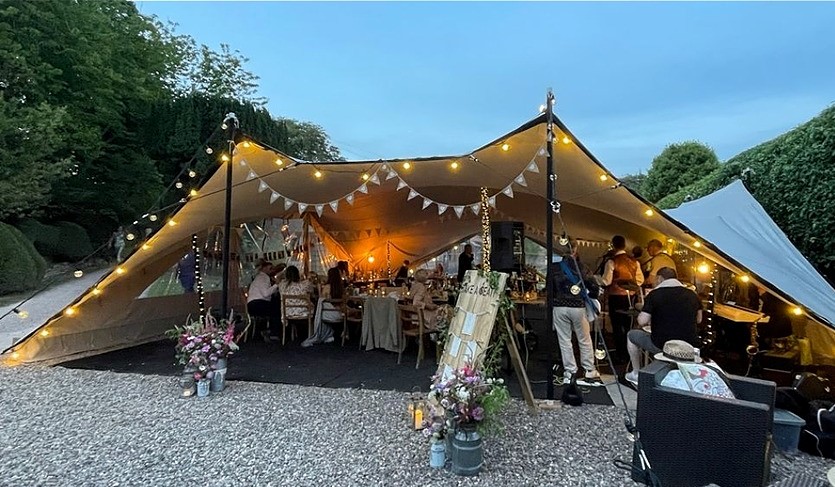 We set up a rustic bar at this wedding with tattie boxes